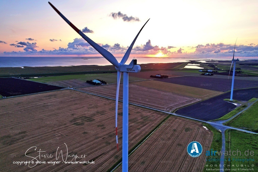 Windpark Gemeinde Reussenkoege in Nordfriesland - Luftbild | Entdecken Sie atemberaubende Luftbilder und Fotografien auf airwatch.de - Tauchen Sie ein in eine Welt voller faszinierender Aufnahmen aus der Vogelperspektive.