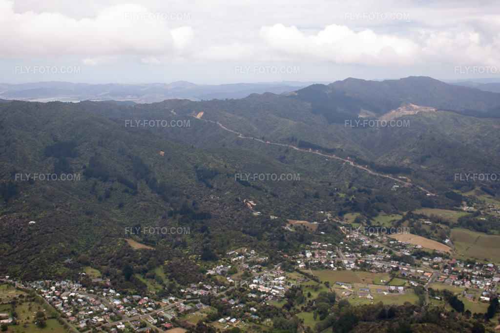 Aerial view: View of the town in Driving Creek in the state Waikato, New Zealand. – Photo: IMG_55529.jpg taken on 01/12/2013 by Werner Riehm/FLY-FOTO.com – Resolution of the original: 4752 x 3168 px