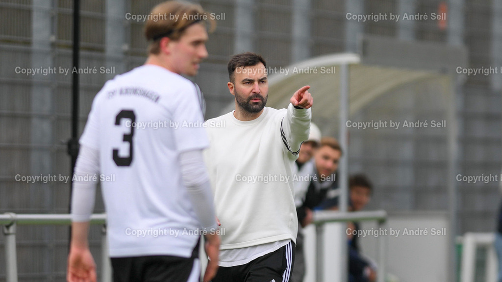 TSV Kronshagen vs. SpVg. Eidertal Molfsee | Peeke Schmitz (TSVK #3) &amp; Trainer Coskun Yamak (TSVK) / Fußball-Landesliga Schleswig Männer 2025/2026 / TSV Kronshagen vs. SpVg. Eidertal Molfsee / Kunstrasenplatz (Platz 5) / Kronshagen / 21.03.26 - Realisiert mit Pictrs.com