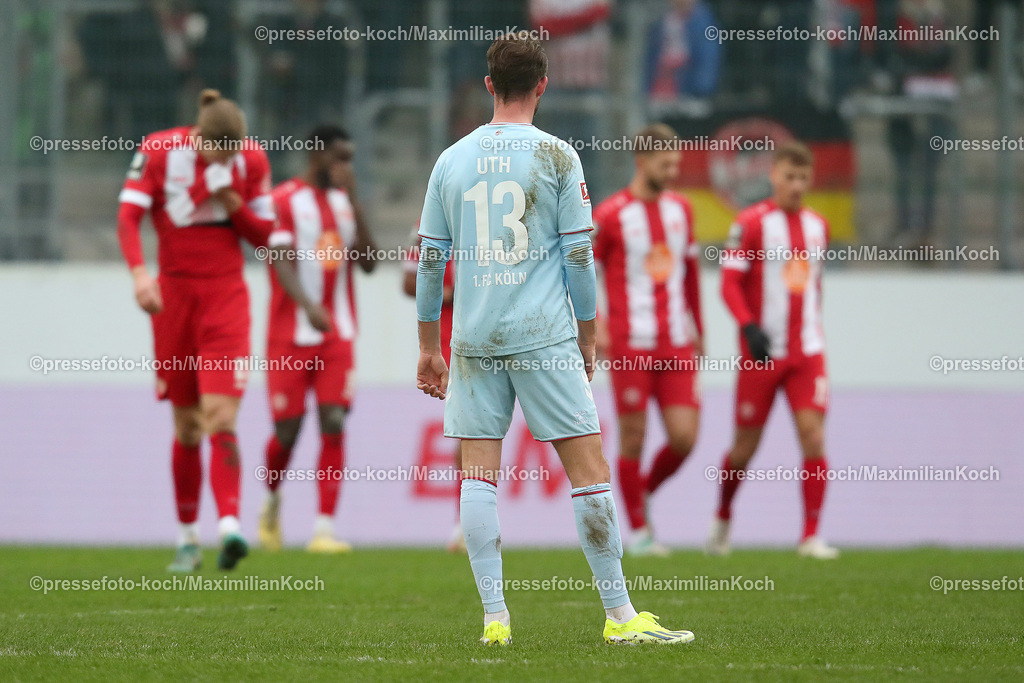 RWE06012401020 | 06.01.2024, Essen, Fußball, Herren, Stadion an der Hafenstraße, Testspiel, Rot-Weiss Essen – 1. FC Köln:  Enttäuschung nach dem 0:2 durch Leonardo Vonic (Rot-Weiss Essen) bei den Kölnern Spieler.  Mark Uth (1.FC Köln) steht unzufrieden auf dem Spielfeld.
DFB regulations prohibit any use of photographs as image sequences and or quasi-video.