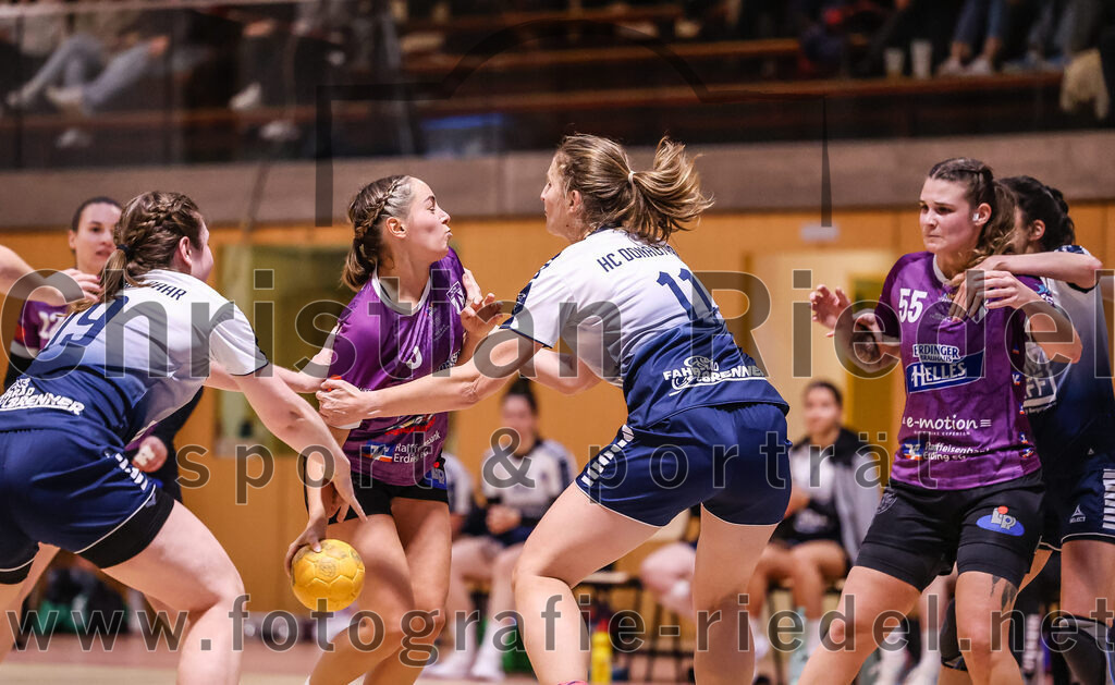 2024-11-24_108_SpVgg_Altenerding_gegen_HC_Donau-Paar_II | Erding, Deutschland, 24.11.2024:Handball, Bezirksoberliga Frauen Altbayern 2024 / 2024, 6. Spieltag, SpVgg Altenerding gegen HC Donau/Paar II, Endergebnis: 24:24Sandra Geßner (HC Donau/Paar, #19), Lena Prem (SpVgg Altenerding, #5), Marina Wavrouschek (HC Donau/Paar, #11), Verena Kaiser (SpVgg Altenerding, #55)Foto: Christian Riedel / fotografie-riedel.net