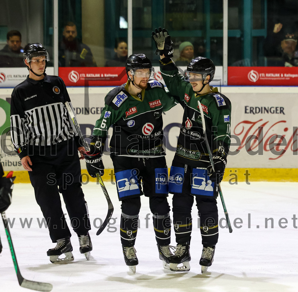 2022-11-20_124_TSV_Erding_gegen_ERSC_Amberg | Erding, Deutschland, 20.11.2022:
Eishockey, Bayernliga 2022 / 2023, 15. Spieltag, TSV Erding gegen ERSC Amberg, Endergebnis: 5:1

Jubel nach dem 3:1 durch Sebastian Busch (Erding Gladiators, #11)
Roni Rukajärvi (Erding Gladiators, #61), Sebastian Busch (Erding Gladiators, #11)

Foto: Christian Riedel / fotografie-riedel.net