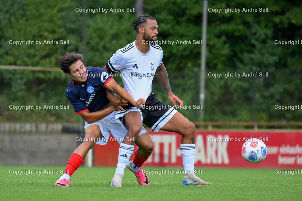 Holstein Kiel II vs 1. FC Phönix Lübeck II | Kevin Hahn (Holstein #22) vs Benjamin Luis (Phönix #17) / Fußball-Oberliga Männer 2026/2027 / Holstein Kiel II vs 1. FC Phönix Lübeck II / Citti Fussball Park - Projensdorf / Kiel / 08.08.26 - Realisiert mit Pictrs.com