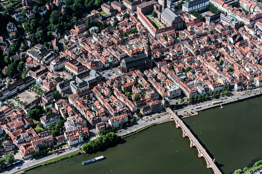 dr__0017999.jpg | HEIDELBERG 01.06.2017 Altstadtbereich und Innenstadtzentrum  am Flussufer des Neckar in Heidelberg im Bundesland Baden-Württemberg, Deutschland. // Old Town area and city center on Flussufer of Neckar in Heidelberg in the state Baden-Wuerttemberg, Germany. Foto: Daniel Reiter