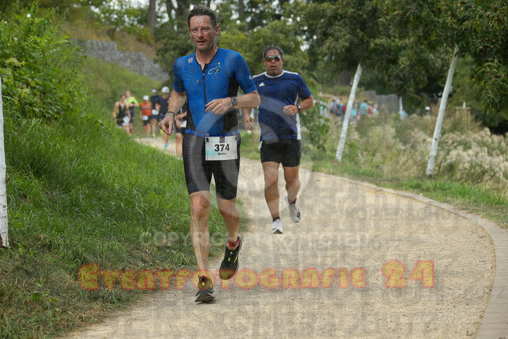 250824_1349_EX1_3851 | Sportfotografie im Rhein-Sieg Kreis, Köln, Bonn, NRW, Rheinland Pfalz, Hessen, etc. Unser Tätigkeitsfeld umfasst den Laufsport vom Volkslauf über den Marathon, Duathlon, Triathon bis zum Ultralauf wie Kölnpfad Ultra oder Schindertrail.