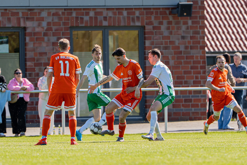 Fußball I Herren I Saison 2025-2026 I Bezirksliga Weser-Ems 4 I 29. Spieltag I TuS Lutten - SV Holdorf I 12135 | jns.sportfotos - Realisiert mit Pictrs.com