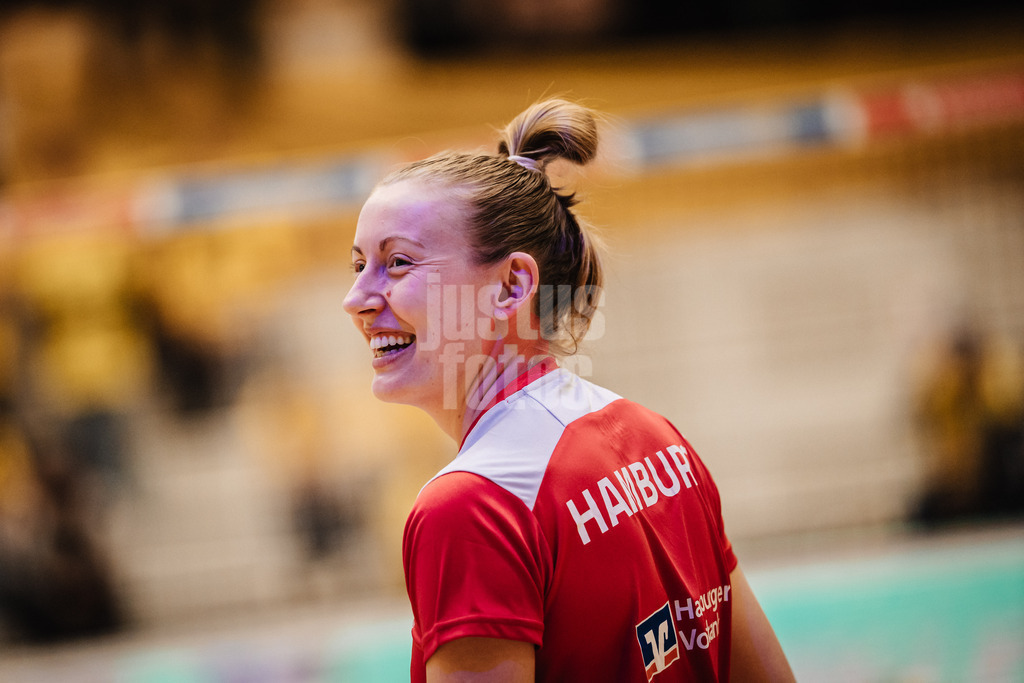 Volleyball | Frauen | Saison 2025/2026 | Volleyball Bundesliga | SSC Palmberg Schwerin vs. ETV Hamburger Volksbank Volleys | 18.10.2025 | Leonie Körtzinger (#7, ETV Hamburger Volksbank Volleys) beim Warmup