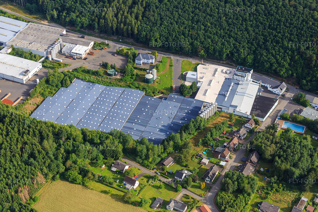 Luftbild: Industriegebiet Am Sauerbrunnen mit Schwollener Sprudel GmbH & Co. KG Markengetränke Schwollen GmbH und Hochwald Sprudel Schupp GmbH in Schwollen im Bundesland Rheinland-Pfalz in Deutschland.Foto: IMG_091997.jpg vom 16.07.2016 durch Werner Riehm/FLY-FOTO.deSchwollener Sprudel aus dem Naturpark Saar-Hunsrück&nbsp;- Schwollener Sprudel GmbH & Co KGBerg Quelle Mineralwasser, Limonaden und Schorlen aus dem HunsrückHochwald Sprudel - Unser Engagement