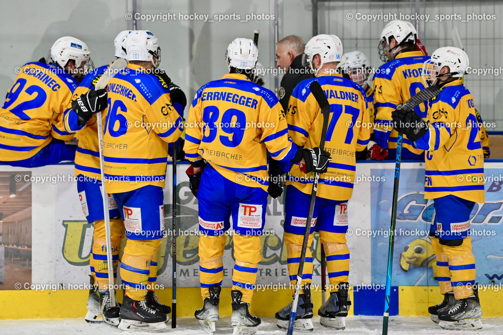 ESC SOCCERZONE STEINDORF vs. 1. EHC ALTHOFEN | Spielerbank EHC Althofen, #96 Kronlechner Christoph 1. EHC ALTHOFEN, #89 Herrnegger Lucas 1. EHC ALTHOFEN, #77 Waldner Philipp 1. EHC ALTHOFEN, Headcoach 1. EHC ALTHOFEN Ressmann Gerald, ESC SOCCERZONE STEINDORF vs. 1. EHC ALTHOFEN, ESC SOCCERZONE STEINDORF vs. 1. EHC ALTHOFEN am 28.02.2025 in Steindorf (Ossiachersee Halle), Austria, (Photo by Bernd Stefan)