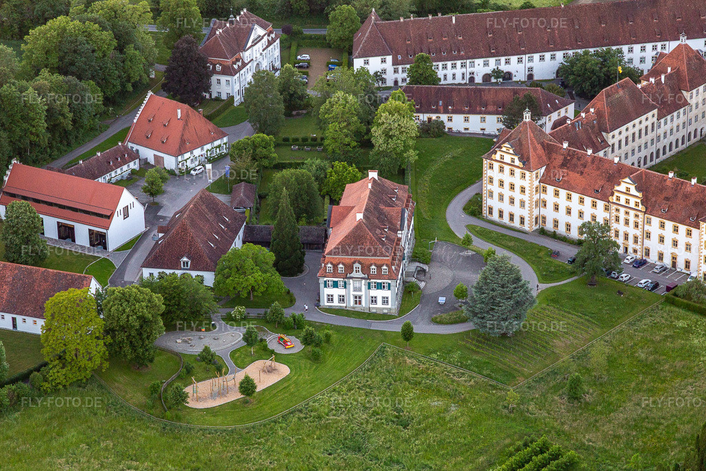 Luftbild: Schule Schloss Salem im Ortsteil Stefansfeld in Salem im Bundesland Baden-Württemberg in Deutschland. – Foto: IMG_132162.jpg vom 26.05.2022 durch Werner Riehm/FLY-FOTO.de – Auflösung des Originals: 5242 x 3494 px – Schule Schloss Salem | Plus est en vous!