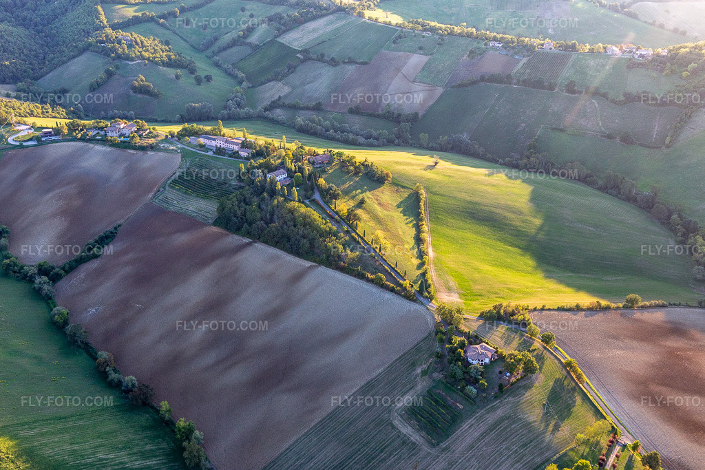 Aerial view: Albinea in Albinea in the state Reggio Emilia, Italy.Photo: IMG_134724.jpg taken on 09/19/2022 by Werner Riehm/FLY-FOTO.comResolution of the original: 5097 x 3398 px