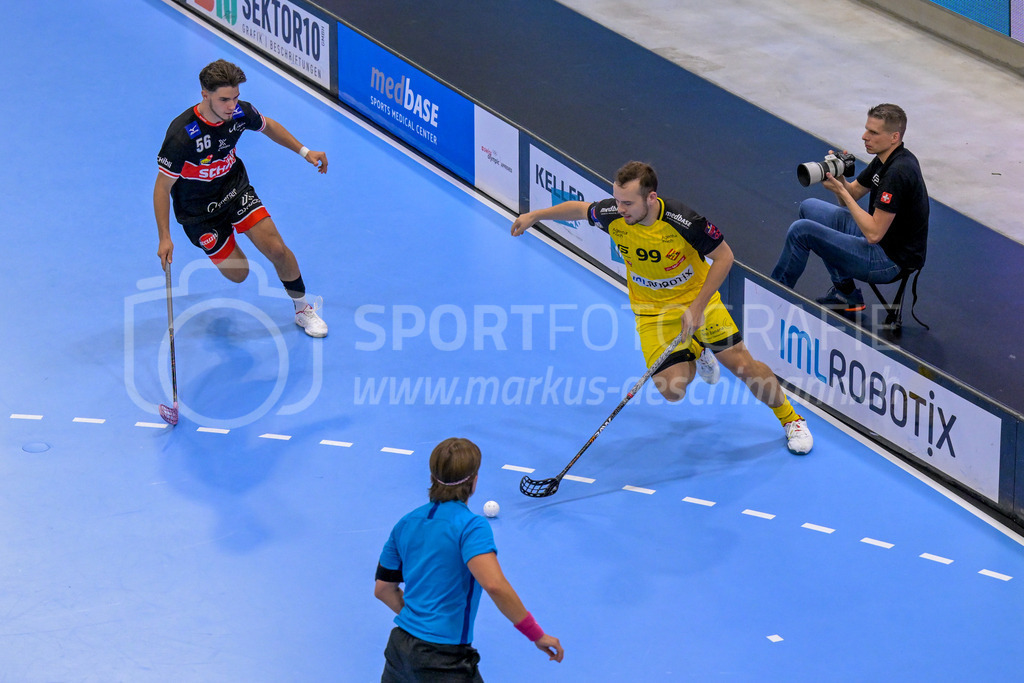 HC Rychenberg vs UHC Uster - 14. October 2022 | HC Rychenberg vs UHC Uster
AXA Arena, Winterthur
Daniel Keller (#99 HC Rychenberg) gegen Josia Pfister (#56 UHC Uster).
Bild: Sportfotografie Markus Aeschimann | www.markus-aeschimann.ch - Realisiert mit Pictrs.com