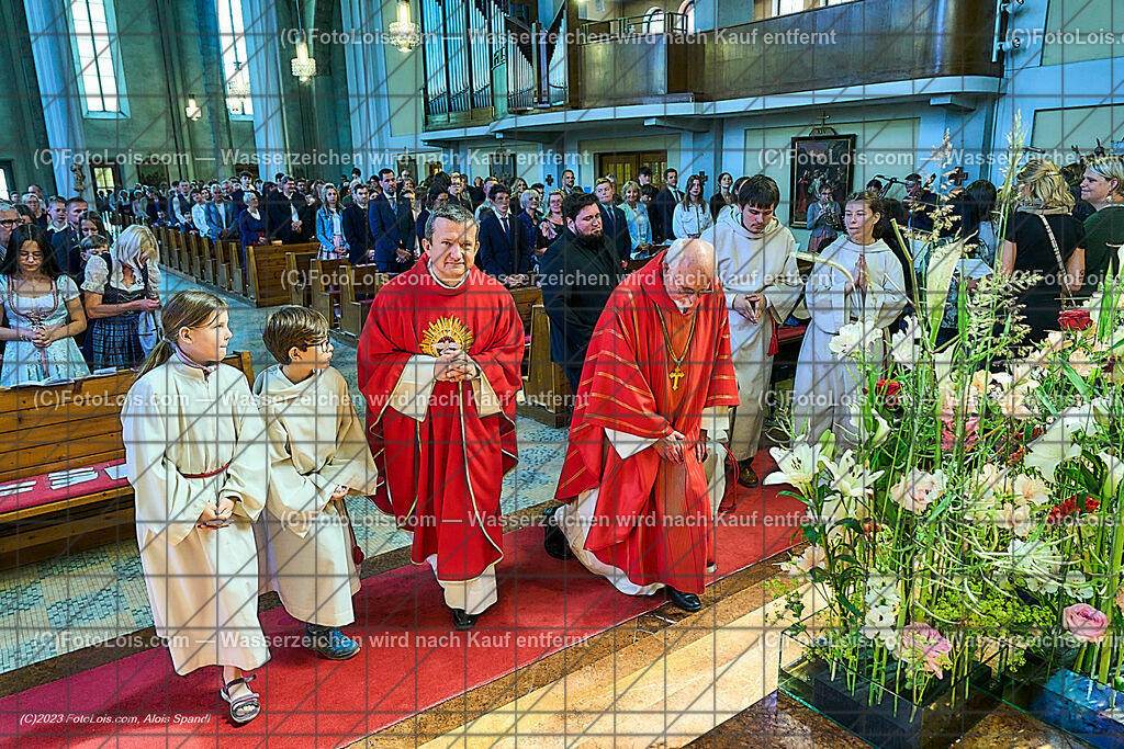 ALP2627_Pfarrfirmung Wieselburg_Auszug | (C)FotoLois.com, Alois Spandl, Pfarrfirmung in Wieselburg mit Firmspender Eduard Gruber (ehemaliger Generalvikar der Diözese St. Pölten), Sa 3. Juni 2023.