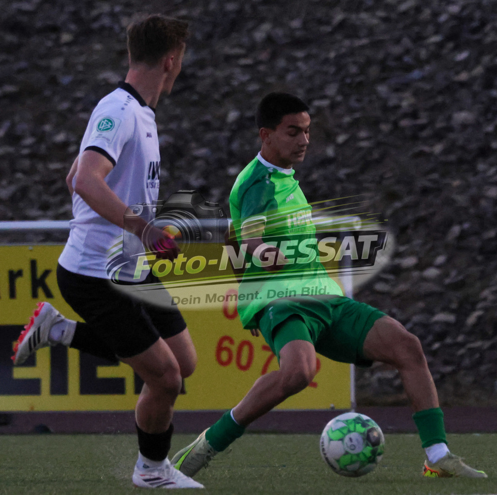 SV Rödinghausen - SC Preußen Münster | Auf dem Bild zu sehen: grün SV Rödinghausen: Vlas Beskorovainyi ; weiß SC Preußen Münster: Alexander FriedrichSV Rödinghausen, SC Preußen Münster, Saison 25/26, A-Jugend Westfalenpokal, Achtelfinale, U19, Deutschland - Realisiert mit Pictrs.com