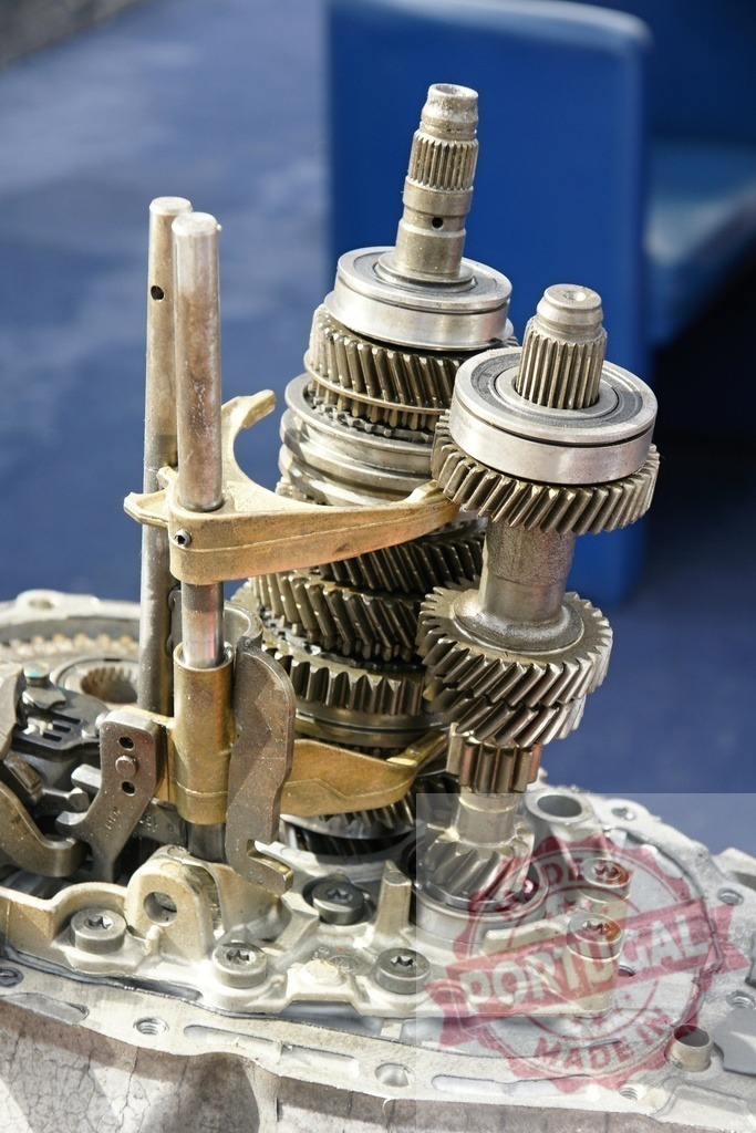 Car transmission gears and shafts mechanism exposed | Exposed car transmission gears and shafts forming a complex mechanical system - Realisiert mit Pictrs.com