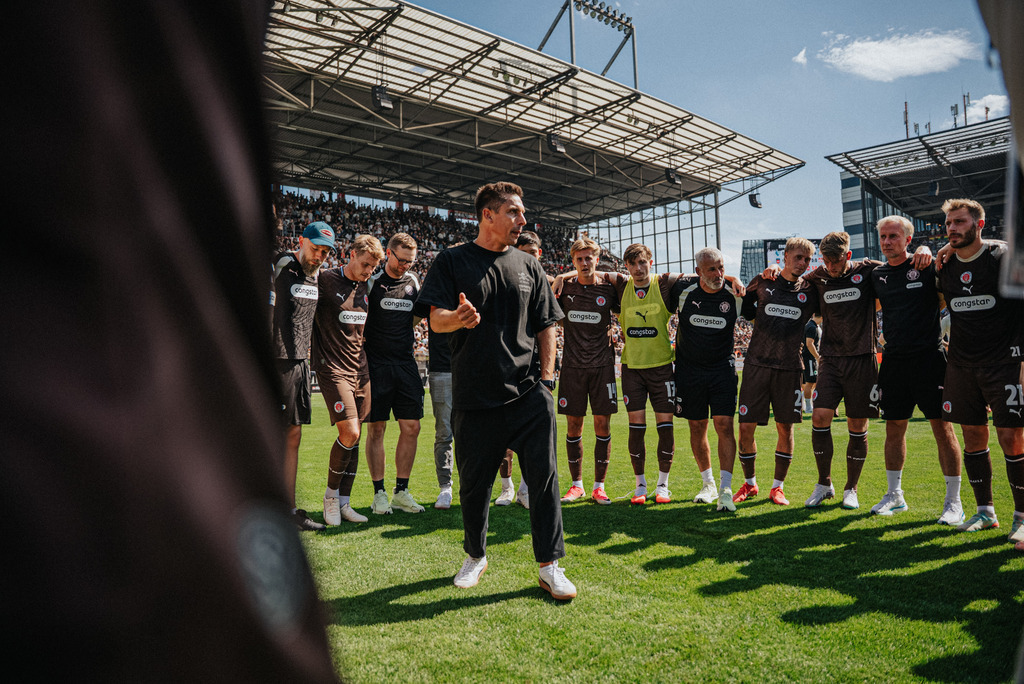 FCSP_YD-0157 | Der offizielle Shop für FC St. Pauli Fotos. Wähle aus Spielszenen & Fanmomenten dein FCSP Wunschformat. Wir liefern Millerntor-Atmosphäre.