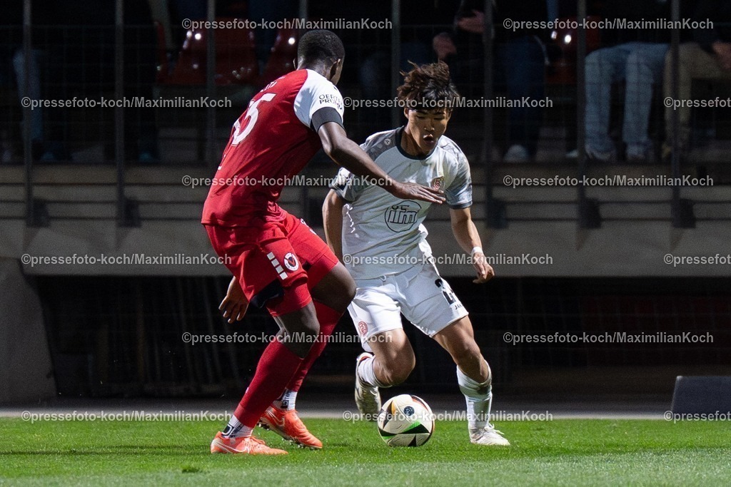 xYDR12032501182 | 12.03.2025, xydrx, Fußball, Viktoria Köln - Rot-Weiss Essen, 3.Liga, Sportpark Höhenberg, Saison 2024 2025:  Zoumana Keita (Viktoria Köln #35) im Zweikampf gegen Kaito Mizuta (Rot-Weiss Essen #24). DFB regulations prohibit any use of photographs as image sequences and or quasi-video.