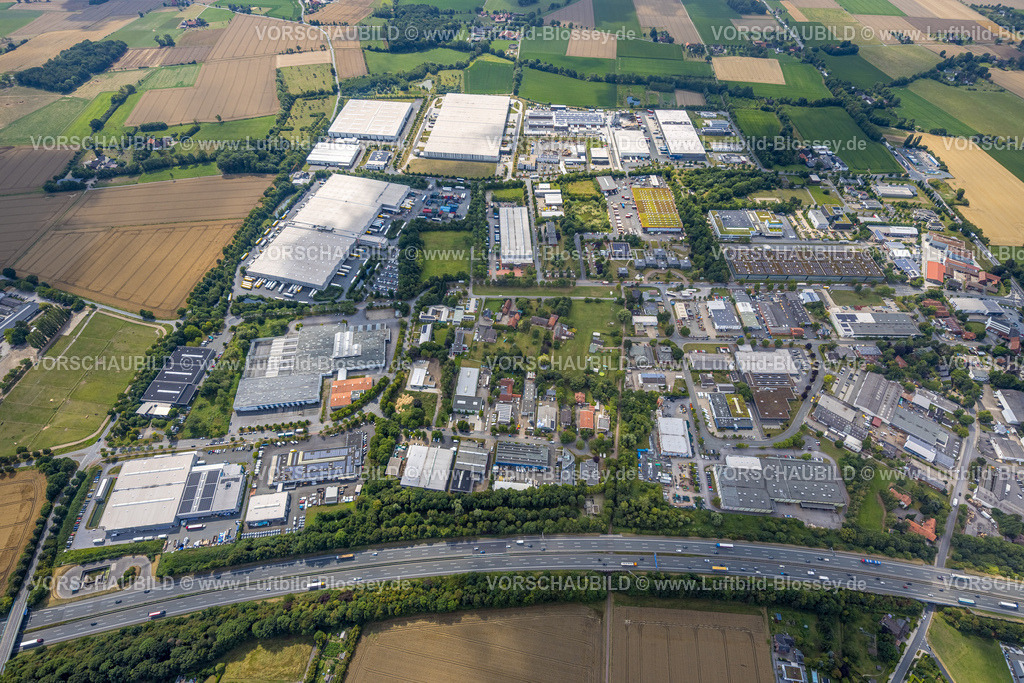 Hamm250701448Rhynern | Luftbild, Gewerbegebiet Rhynern, Oberster Kamp, Grünfläche Wilhelm-Schumacher-Allee, Autobahn A2, hinten Ortsansicht Rhynern, Stadtbezirk Rhynern, Hamm, Ruhrgebiet, Nordrhein-Westfalen, Deutschland