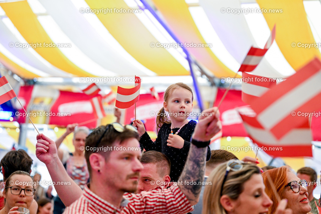 Urfahraner Jahrmarkt_ 1.Mai Kundgebung FPOE_ 01.05.2025-31 | 01.05.2025, Urfahraner Jahrmarkt, AUT, 1.Mai Kundgebung FPOE, im Bild Besucher im Bierzelt der 1.Mai Kundgebung FPOE