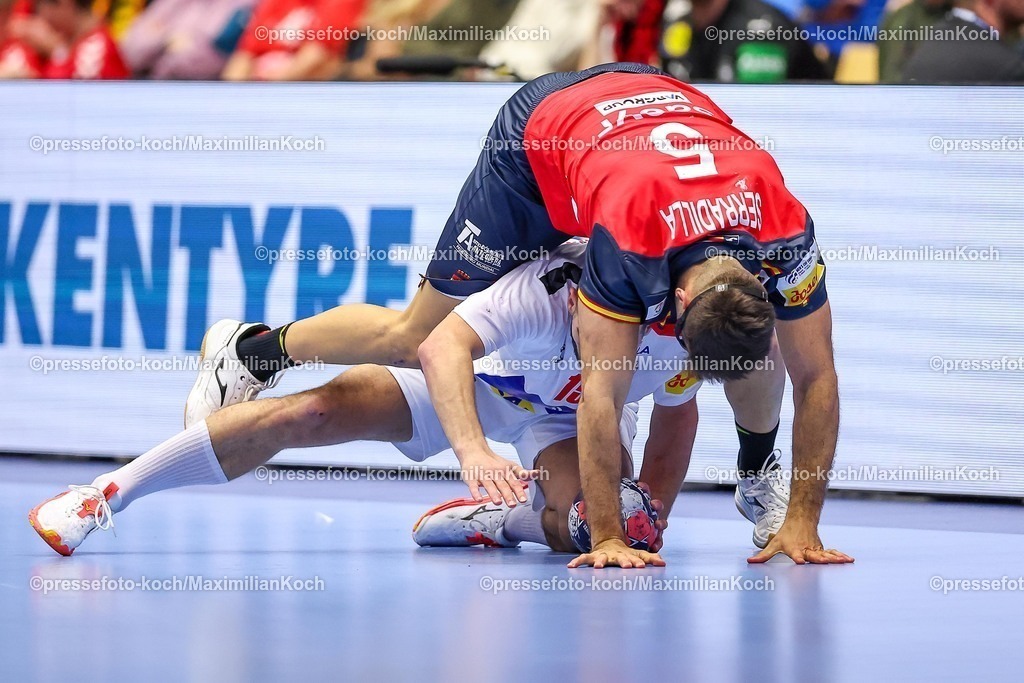 EHF15012601097 | 15.01.2026, Handball, Men's EHF EURO 2026, Spanien - Serbien, Jyske Bank Boxen in Herning, Dänemark, Preliminary Round:  Antonio Serradilla Cuenca (Espania #05) stolpert über  Uros Kojadinovic (Serbien #15)  