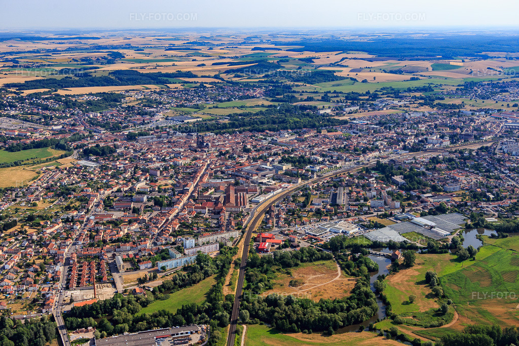 Aerial view: View of the town from the southwest in the district Menil Boffrand in Lunéville in the state Meurthe et Moselle, France. – Photo: IMG_083163.jpg taken on 07/11/2015 by Werner Riehm/FLY-FOTO.com – Resolution of the original: 5280 x 3520 px