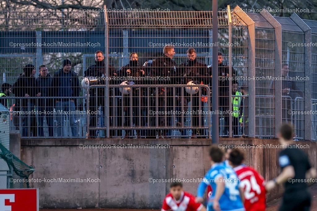 RWE06042501056 | 2025.04.06, Fußball, 3.Liga, Rot-Weiss Essen - FC Hansa Rostock, Stadion Hafenstraße, Saison 2024 2025: Polizeibereitschaft am Spielfeldrand beim HochrisikospielDFB regulations prohibit any use of photographs as image sequences and or quasi-video.
