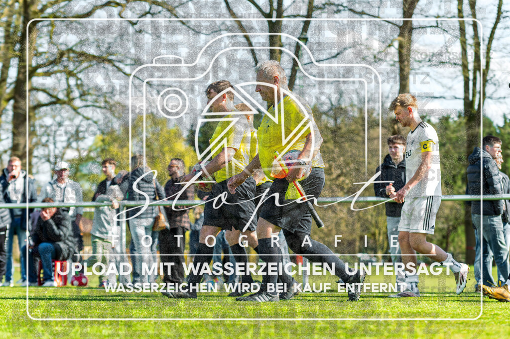 FGFS-LEN-1000 | Michael Boettrich (Schiedsrichter) und Peter Paech (Schiedsrichterassistent) beim Herren Kreisliga HK Spiel zwischen FG Fulde-Stellichte und Eintracht Leinetal im Fulder Zentralstadion, Fulde (Simon Paul Stopat) - Realisiert mit Pictrs.com