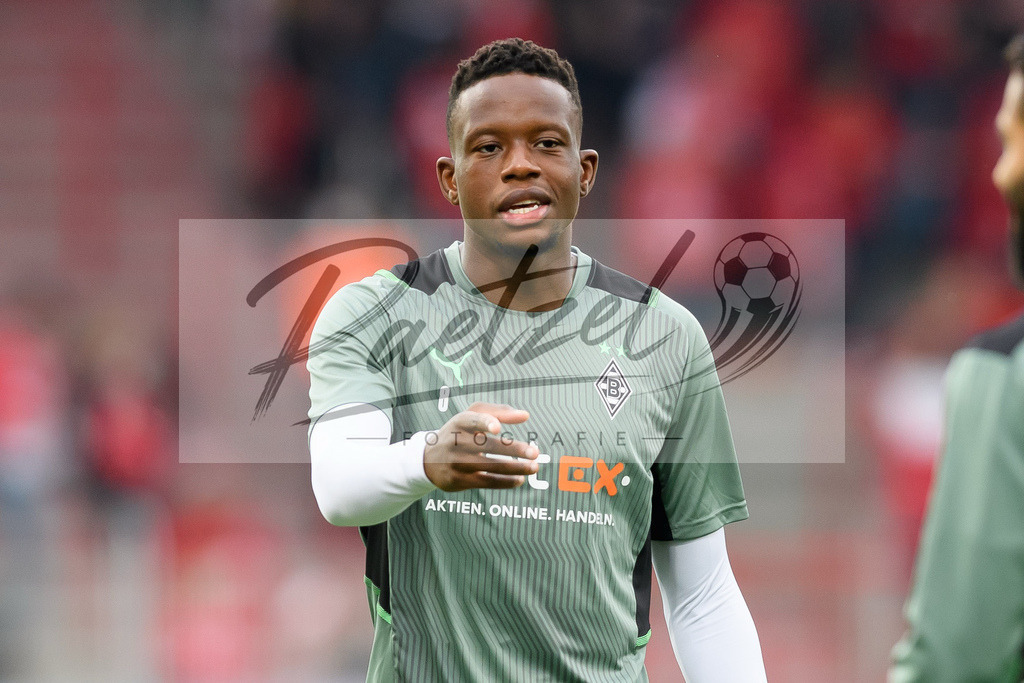 FCUBMG20210829_091 | Fussball, Herren: Denis Zakaria (Borussia Moenchengladbach) gestikuliert beim Spiel der 1. Bundesliga zwischen 1. FC Union Berlin und Borussia Moenchengladbach im Stadion An der Alten Foersterei am 29.08.2021 in Berlin, Deutschland. - Realisiert mit Pictrs.com