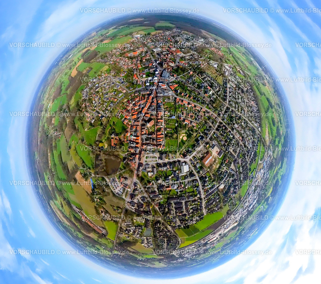 Schermbeck240390052Mitte | Luftbild, Wohngebiet Ortsansicht Stadtmitte Landwehr Straße, Häuser mit roten Dächern, Erdkugel, Fisheye Aufnahme, Fischaugen Aufnahme, 360 Grad Aufnahme, tiny world, little planet, fisheye Bild, Schermbeck, Nordrhein-Westfalen, Deutschland