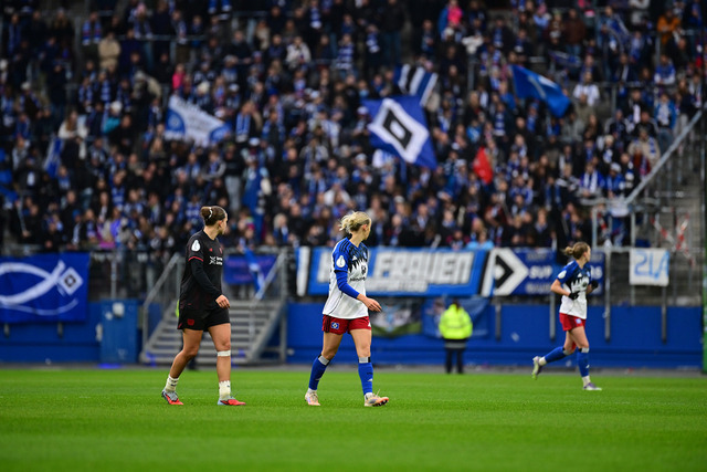 Fußball I Frauen I Saison 2025-2026 I DFB-Pokal I Achtelfinale I Hamburger SV - Bayer 04 Leverkusen I 15253 | Sophie Hillebrand (22, Hamburger SV), dahinter die Fans der Hamburger SV Frauen - Realisiert mit Pictrs.com
