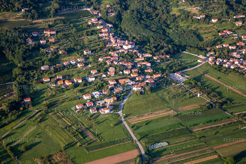 Aerial view: View of the town in the district Ozeljan in Nova Gorica in the state Slovenia, Slovenia. – Photo: IMG_137546.jpg taken on 07/14/2023 by Werner Riehm/FLY-FOTO.com – Resolution of the original: 5472 x 3648 px