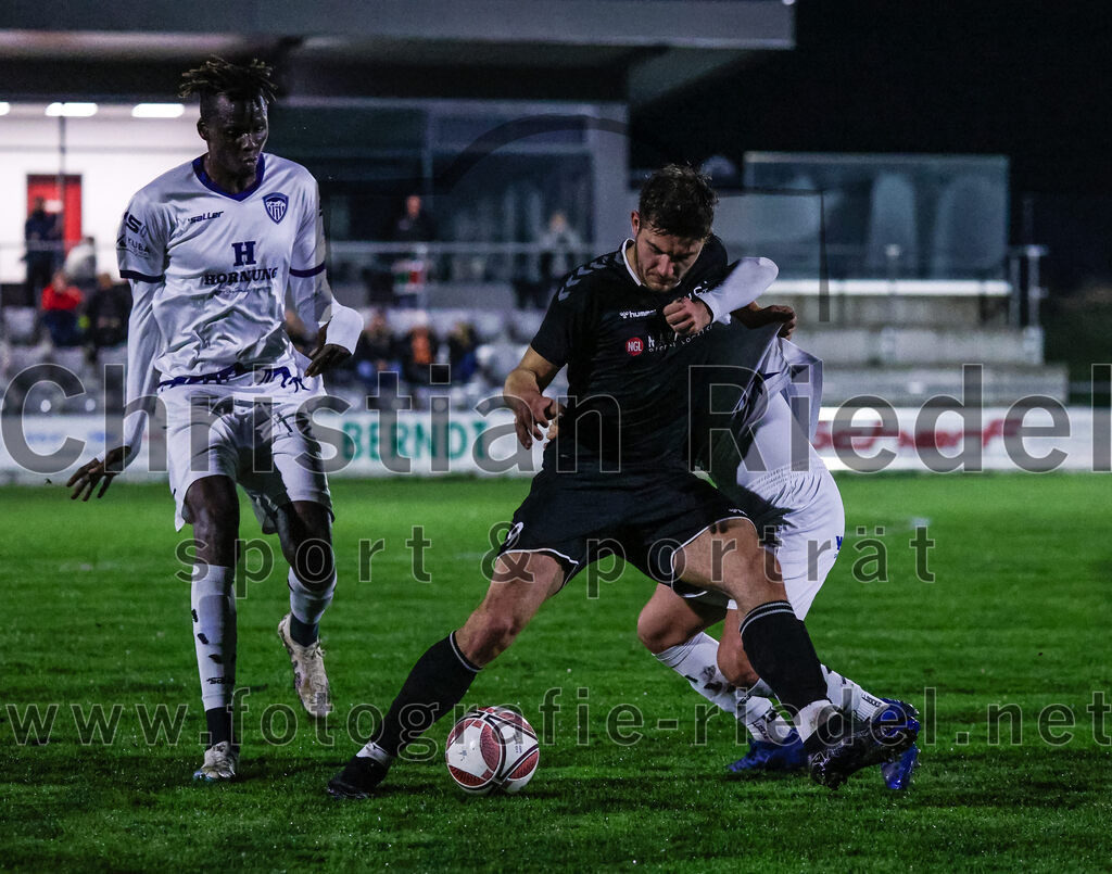 2024-03-15_057_FC_Schwaig_gegen_1_FC_Garmisch-Partenkirchen | Oberding, Deutschland, 15.03.2024:
Fußball, Landesliga Südost 2023 / 2024, 25. Spieltag, FC Schwaig gegen 1. FC Garmisch-Partenkirchen, Endergebnis: 4:0

Mouhamadou Ndiaye (1. FC Garmisch-Partenkirchen, #15), Raffael Ascher (FC Schwaig, #9), Nicolai Bierling (1. FC Garmisch-Partenkirchen, #5)

Foto: Christian Riedel / fotografie-riedel.net