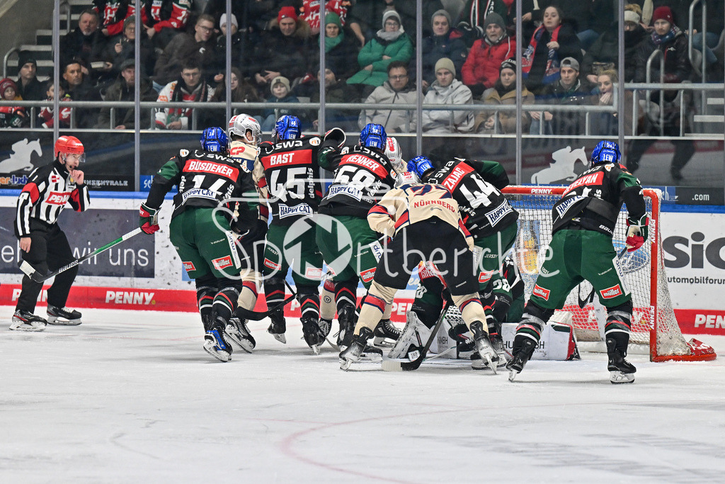 Augsburger Panther - Nürnberg Ice Tigers | Viel Verkehr vor Strauss MANN (Augsburger Panther #38) / DEL: Augsburger Panther - Nuernberg Ice Tigers, Curt Frenzel Stadion am 03.01.2025