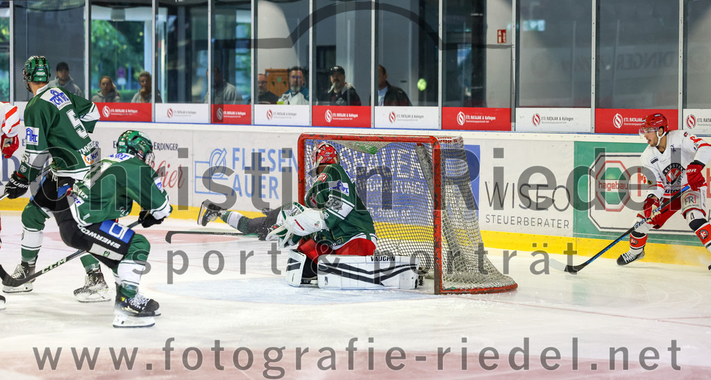 2023-09-10_070_TSV_Erding_gegen_EHC_Klostersee | Erding, Deutschland, 10.09.2023:
Eishockey, Bayernliga 2023 / 2024, Testspiel, TSV Erding gegen EHC Klostersee, Endergebnis: 10:1

Florian Zimmermann (Erding Gladiators, #5), Torwart Dimitri Pätzold (Erding Gladiators, #32)

Foto: Christian Riedel / fotografie-riedel.net