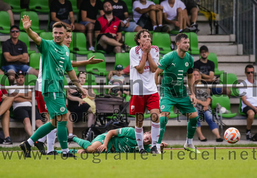 2023-08-26_083_TSV_Ebersberg_gegen_TSV_Oberpframmern | Ebersberg, Deutschland, 26.08.2023:
Fußball, Kreisliga 2023 / 2024, 2. Spieltag, TSV 1877 Ebersberg gegen TSV Oberpframmern, Endergebnis: 5:1

Tobias Leidl (TSV Oberpframmern, #8), Felix Kronester (TSV Oberpframmern, #10), Maximilian Volk (TSV 1877 Ebersberg, #10)

Foto: Christian Riedel / fotografie-riedel.net
