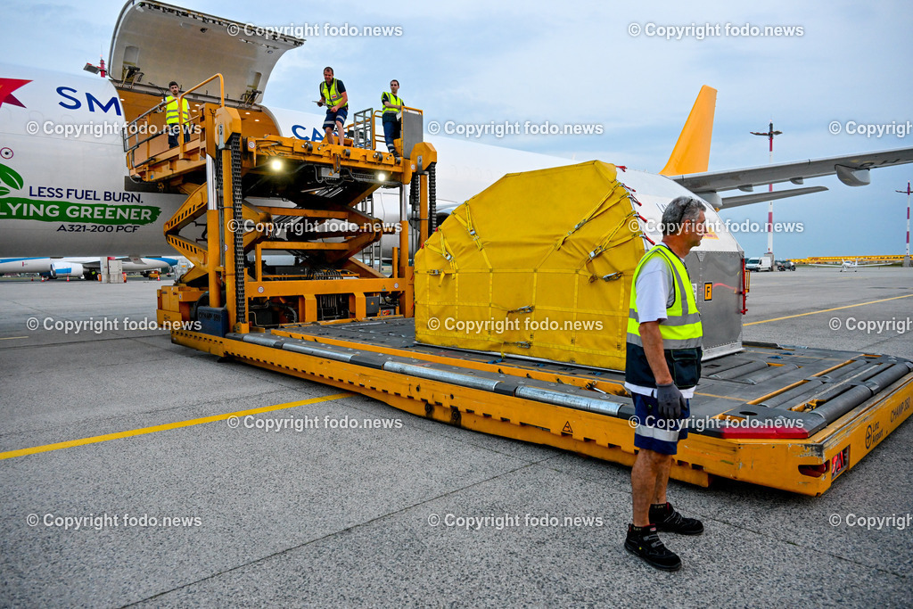 DHL Hoersching_ Warehouse_ Pakete_ Flugzeugbeladung_ 26.06.2023-56 | 26.06.2023, Linz Hoersching, AUT, DHL Hoersching, Warehouse, Flugzeugbeladung Pakete, im Bild Frachtflugzeug wird mit Frachtcontainer beladen
