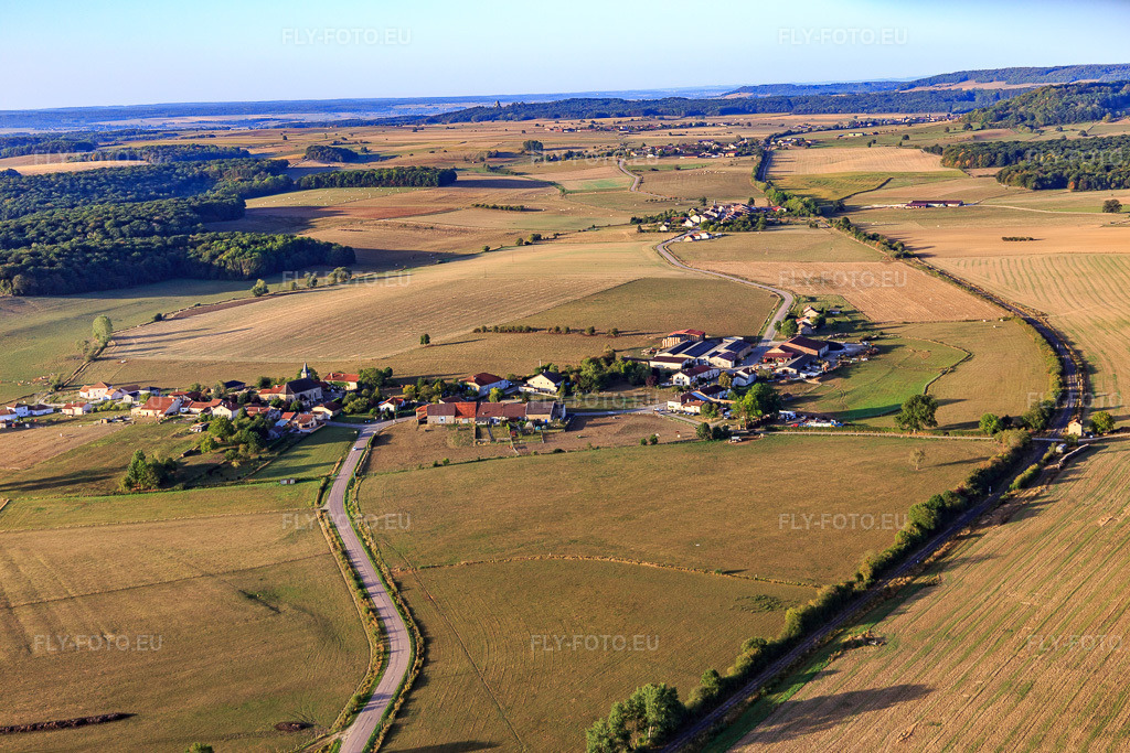 Vue aérienne: Vue de la ville depuis le nord à Longchamp-sous-Châtenois dans le département Vosges, France – .Photo: IMG_118425.jpg prise le 16/09/2019 par Werner Riehm/FLY-FOTO.eu – Résolution de l'original: 5472 x 3648 px