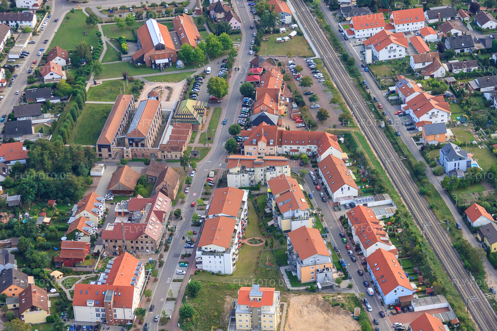 Luftbild: untere Buchstraße und Ludovici Ring an der Bahnlinie von Norden in Jockgrim im Bundesland Rheinland-Pfalz in Deutschland. Foto: IMG_44933.jpg vom 03.09.2011 durch Werner Riehm/FLY-FOTO.de