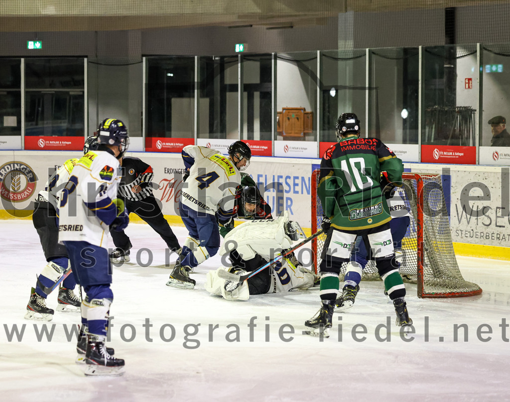 2022-11-26_050_TSV_Erding_gegen_ESC_Geretsried | Erding, Deutschland, 26.11.2022:
Eishockey, Bayernliga U20 2022 / 2023, xx. Spieltag, TSV Erding gegen ESC Geretsried, Endergebnis: 5:3

Johannes Woisetschläger (ESC Geretsried, #18), Sebastian Kern (ESC Geretsried, #9), Michael Noll (ESC Geretsried, #4), Torwart Jan Philipp Marco (ESC Geretsried, #30), Ryan Finn Henke (Erding Gladiators, #10), Lucas Lieb (ESC Geretsried, #13)

Foto: Christian Riedel / fotografie-riedel.net