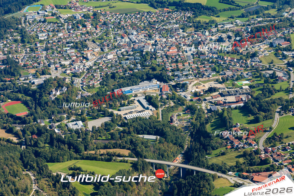 Das Luftbild der Stadt Freyung wurde 2021 vom Flugzeug heraus erstellt (keine Drohne) Aufnahmehöhe ca.450 Meter- hohe Bildauflösung und Druck-Qualität garantiert!