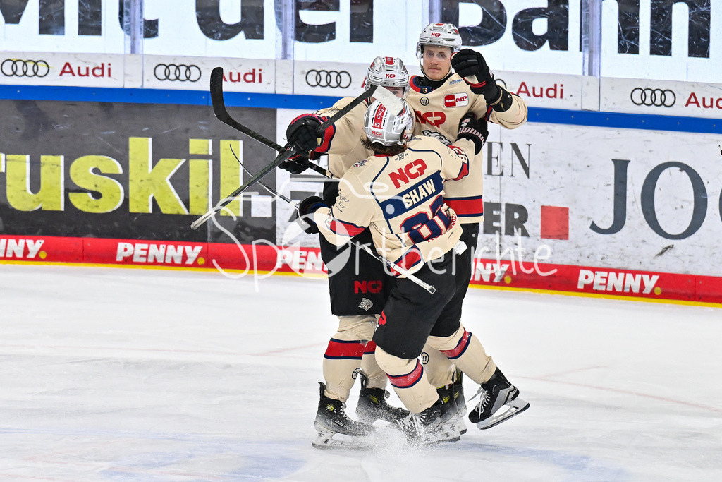 ERC Ingolstadt - Nuernberg Ice Tigers | Jubel der Gaeste nach dem Treffer zum 1-1 durch Will GARBER (Nuernberg Ice Tigers 77) / Tor / Torschuetze / Freude / Happy / DEL: ERC Ingolstadt - Nuernberg Ice Tigers, Saturn Arena am 21.03.2025