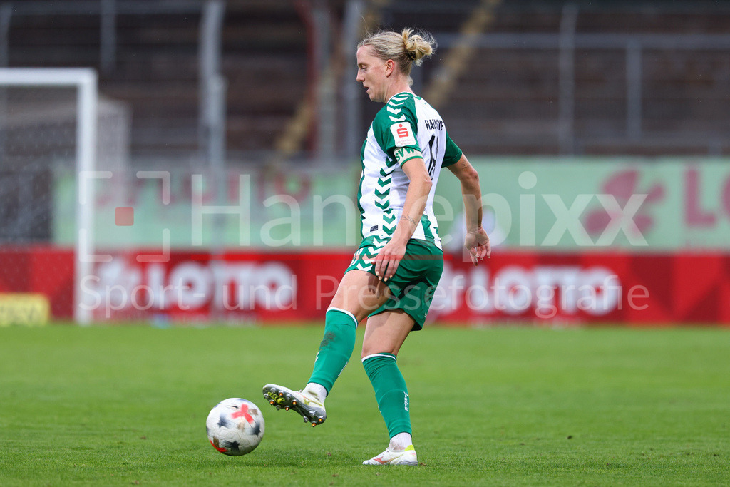 Fussball, Google Pixel Frauen-Bundesliga, 1. FSV Mainz 05 - SV Werder Bremen | Lina Hausicke (SV Werder Bremen, 18) am Ball, Freisteller, Einzelbild, Ganzkörper, Aktion, Action, Spielszene, DIE DFB-RICHTLINIEN UNTERSAGEN JEGLICHE NUTZUNG VON FOTOS ALS SEQUENZBILDER UND/ODER VIDEOÄHNLICHE FOTOSTRECKEN. DFB REGULATIONS PROHIBIT ANY USE OF PHOTOGRAPHS AS IMAGE SEQUENCES AND/OR QUASI-VIDEO.