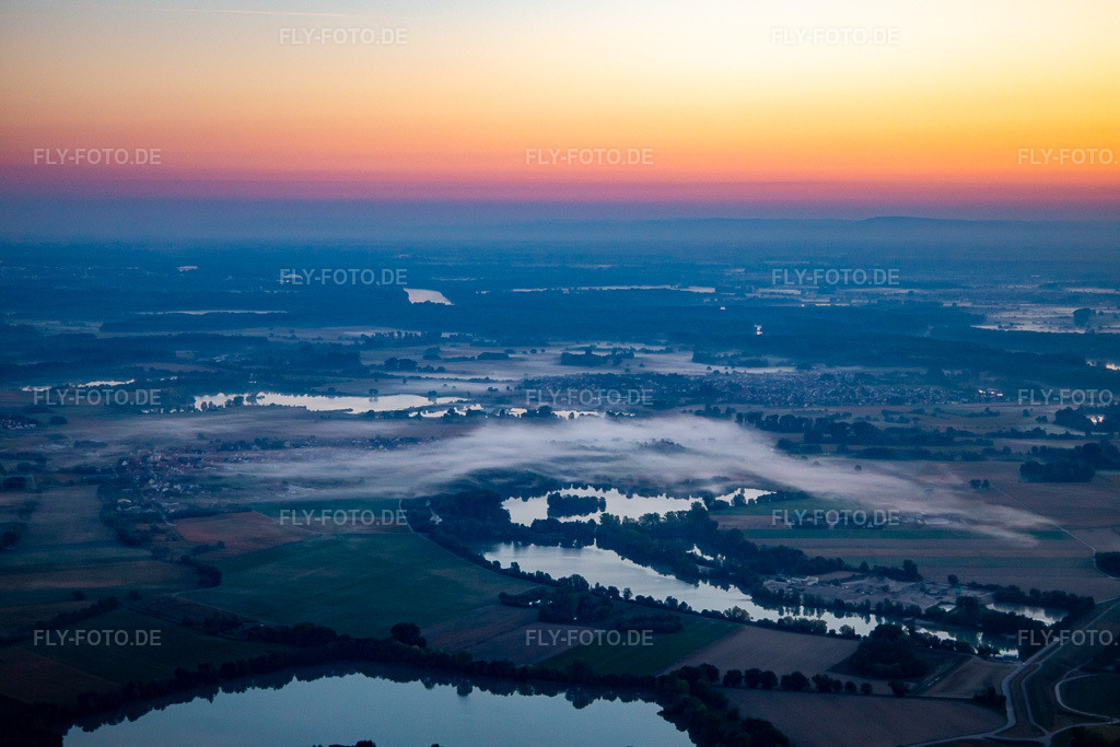 Luftbild: Oberer Altrhein im Morgennebel vor Sonnenaufgang in Neupotz im Bundesland Rheinland-Pfalz in Deutschland. Foto: IMG_138408.jpg vom 16.09.2023 durch Werner Riehm/FLY-FOTO.de