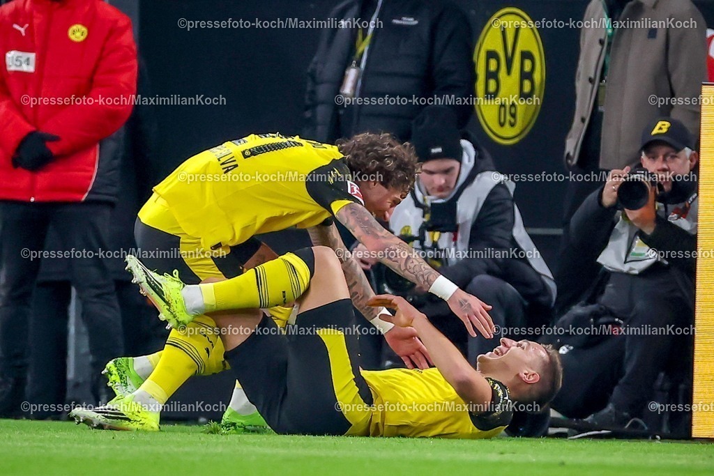 BVB13012601028 | 13.01.2026, Fußball, Borussia Dortmund - SV Werder Bremen,, 1. Fußball Bundesliga, 17. Spieltag, Signal Iduna Park, Saison 2025 2026: Torjubel nach dem Tor zum 1:0 durch Torschütze Nico Schlotterbeck (BVB #04)  zusammen mit  Fabio Silva (BVB #21)  DFB regulations prohibit any use of photographs as image sequences and or quasi-video.