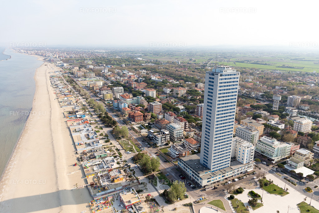 Vue aérienne: Vue de la ville à Cesenatico dans le département Forlì-Cesena, Italie. Photo: IMG_098389.jpg prise le 05/04/2017 par Werner Riehm/FLY-FOTO.eu – Résolution de l'original: 5472 x 3648 px