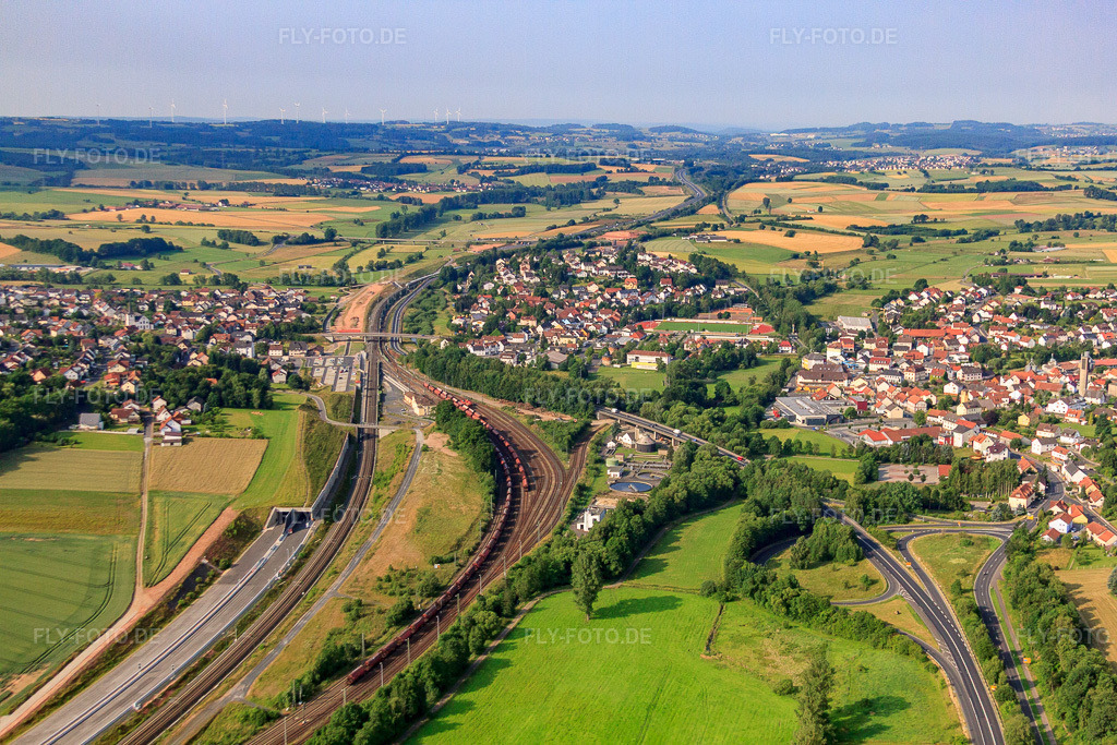 Luftbild: Autobahntunnel Neuhof der A66 unter den Bahngleisen im Ortsteil Opperz in Neuhof im Bundesland Hessen in Deutschland. Foto: IMG_68904.jpg vom 22.06.2014 durch Werner Riehm/FLY-FOTO.de