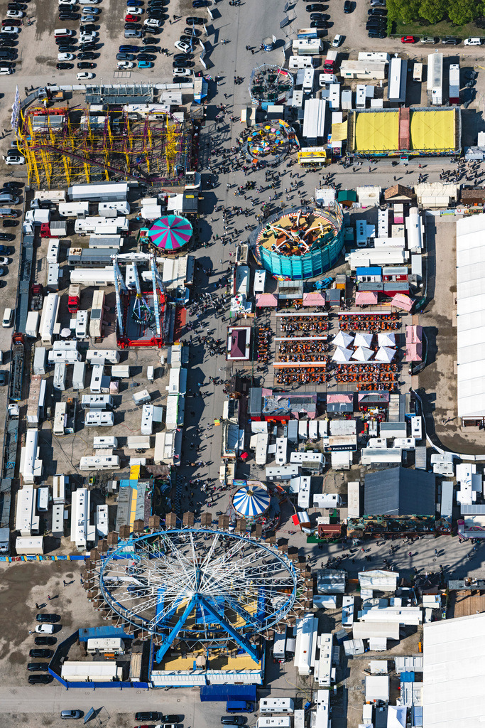 dr__0095907.jpg | MüNCHEN 28.04.2022 Senkrecht- Luftbild aus der Satelliten- Perspektive vom Kirmes - und Rummel- Veranstaltungsgelände beim Volksfest " Frühlingsfest " an der Straße Bavariaring in München im Bundesland Bayern, Deutschland. // Vertical aerial view from the satellite perspective of the fair - event location at festival " Fruehlingsfest " in Munich in the state Bavaria, Germany. Foto: Daniel Reiter