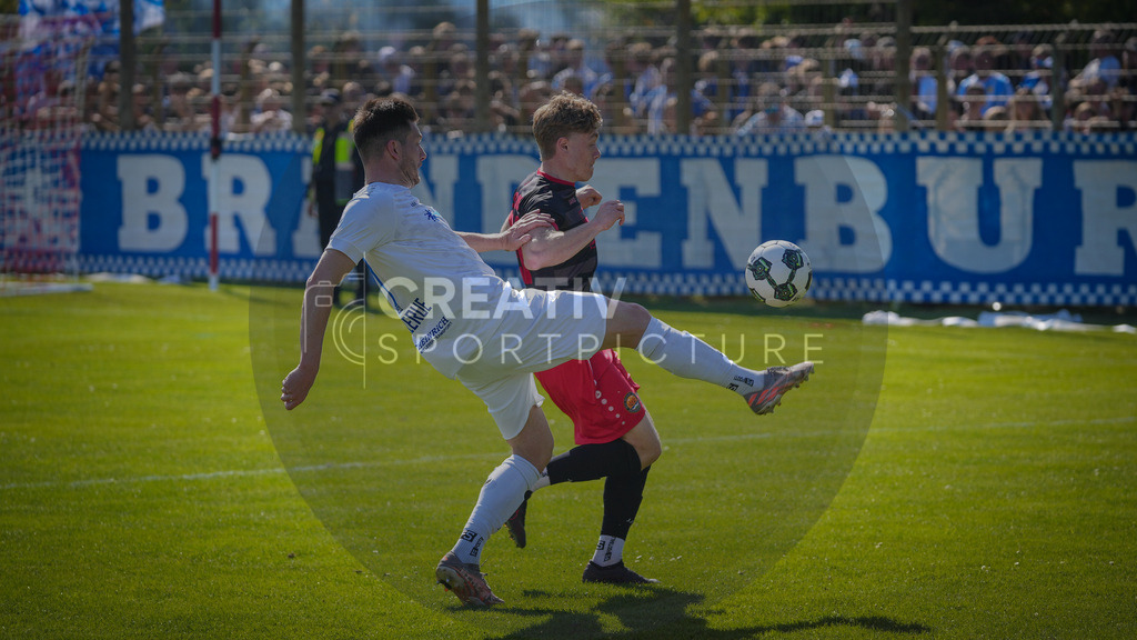 Fußball, Herren, Saison 2025/2026, Brandenburgliga, 23. Spieltag, Brandenburger SC Süd 05 vs. BSG Stahl Brandenburg, Samstag 25.04.2026, Werner-Seelenbinder-Sportplatz Brandenburg an der Havel | Fußball, Herren, Saison 2025/2026, Brandenburgliga, 23. Spieltag, Brandenburger SC Süd 05 vs. BSG Stahl Brandenburg, Samstag 25.04.2026, Werner-Seelenbinder-Sportplatz Brandenburg an der Havel, Im Bild: Jean-Pierre Dellerue (l. Stahl) und Joel Maurice Fels (r. Süd) - Realisiert mit Pictrs.com