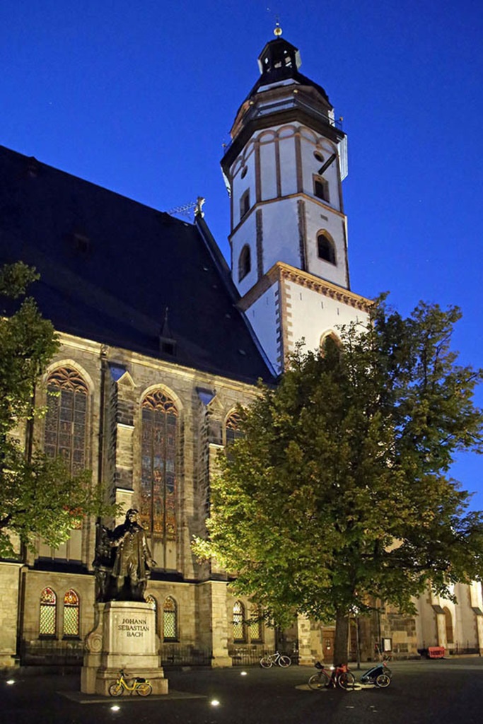 Bildlexikon Leipzig - Bach Denkmal und Thomaskirche bei Nacht | Das Team hinter BILDLEXIKON LEIPZIG bündelt historische wie aktuelle Informationen über die Stadt Leipzig in Text und Bild auf einer Plattform und stellt diese der interessierten Öffentlichkeit zur Verfügung.
