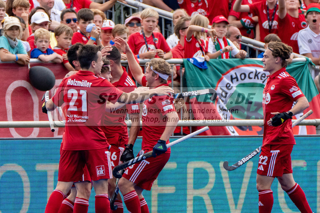 Final4_20250601-1411-HK108588 | Krefeld, Deutschland, 01.06.2025:  Feldhockey Final4 2025 – „Deutsche Feldhockey-Meisterschaften 2025“ Crefelder HTC - Rot-Weiss Köln (Finale Herren) im Gerd-Wellen-Hockeyanlage am 01.06.2025 in Krefeld, Deutschland. (Foto von Kramhöller/Fehrmann/Kaste)Krefeld, Germany, 01.06.2025: Feldhockey Final4 2025 – „Deutsche Feldhockey-Meisterschaften 2025“ Harvestehuder HTC - Düsseldorfer HC (Finale Damen) in Gerd-Wellen-Hockeyanlage at 01.06.2025 in Krefeld, Deutschland. (Foto from Kramhöller/Fehrmann/Kaste)